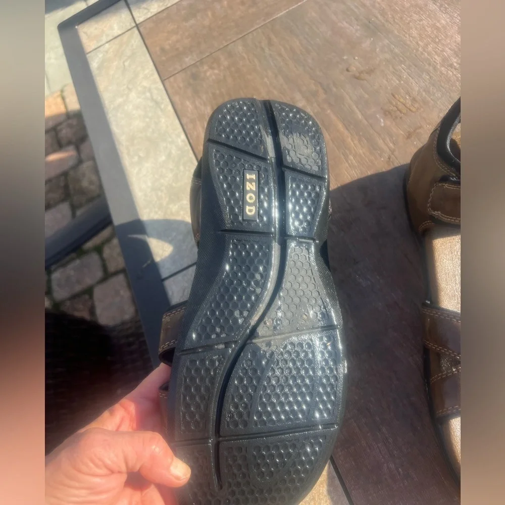 Izod men’s brown sandals, size 10 medium Velcro staps very good condition